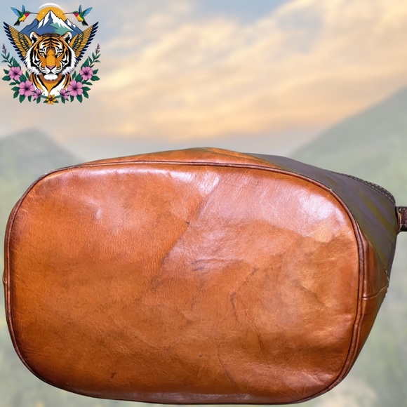 🌟Leaders in Leather: Vintage Cognac Leather Bucket Shoulder Bag🌟 - Picture 6 of 8